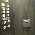 回到飯店 這家的電梯要用門卡才可以按樓層喔 安全！