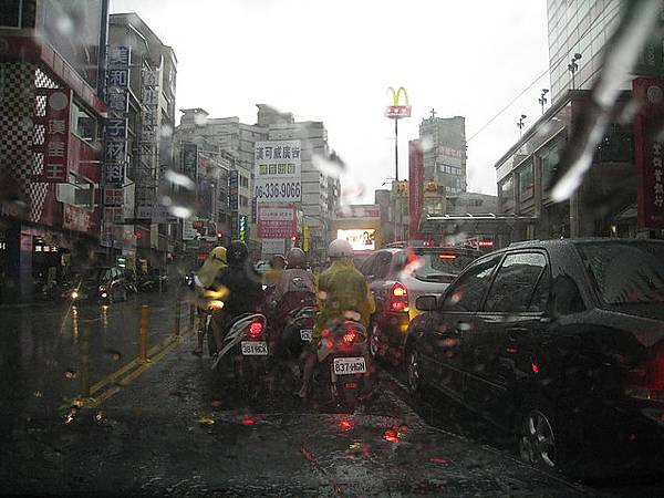 勇猛的鄉親們 下雨天騎車擠來擠去沒在怕的