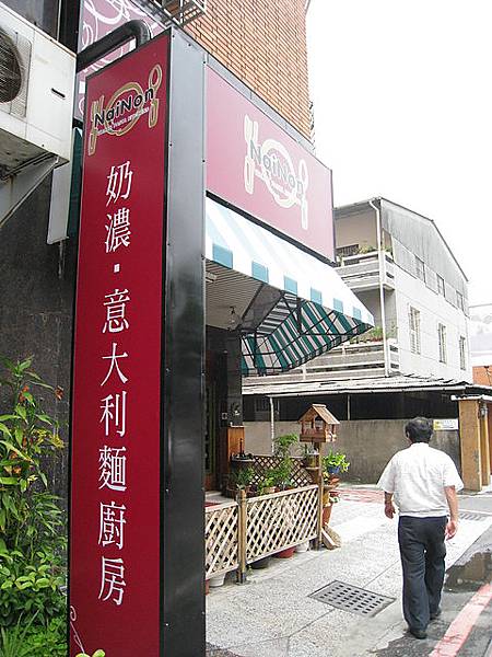哈哈 老爸的背影耶
