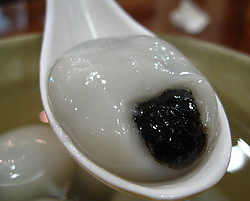 破皮後流出油亮的芝麻餡