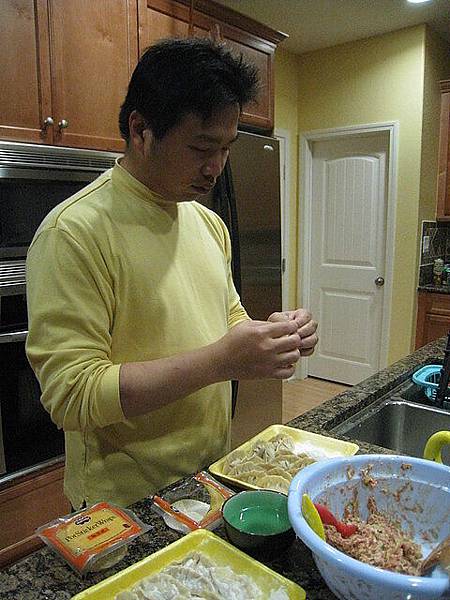 我發現老公的強項之一 包水餃XD