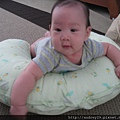 安的tummy time~雖然平常是趴睡就等於是做很多tummy time的練習了 反正好玩拿Boppy出來給安安玩一下