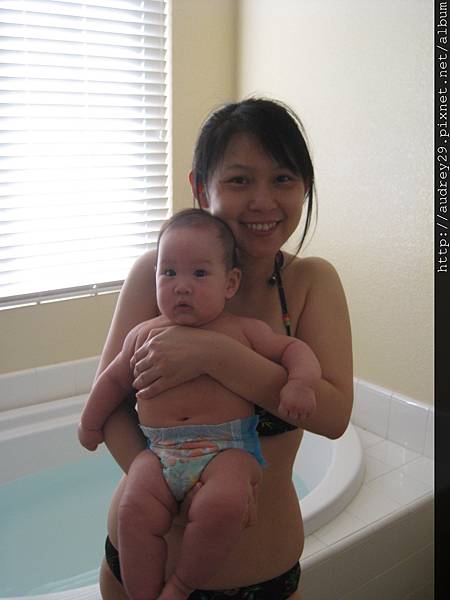 安安穿游泳尿布耶!