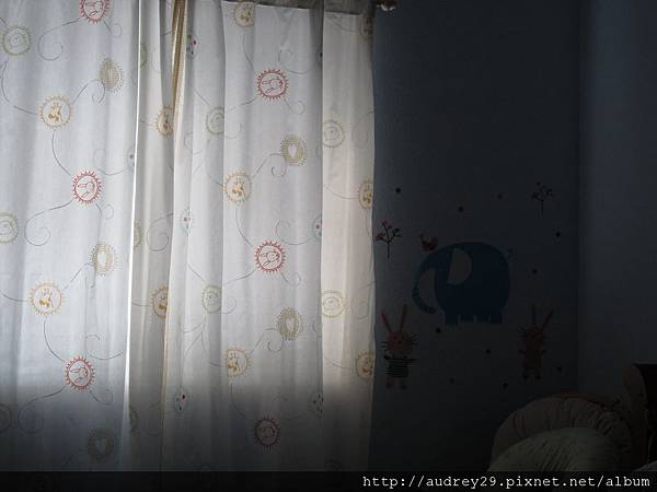 我進度緩慢的nursery room decoration...本週進度:釘好窗簾架 裁好窗簾並掛上