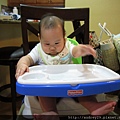 坐fisher小餐椅 很開心的一直拍桌子叫上菜!XD