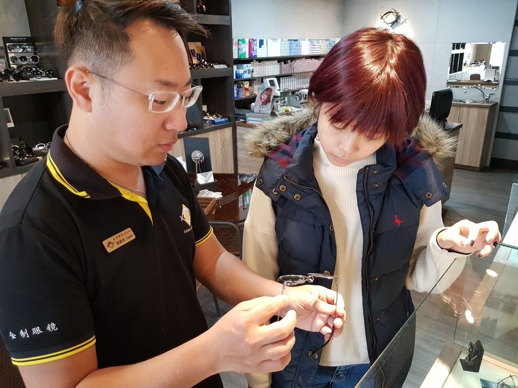 台南配眼鏡推薦 韓系眼鏡 金制眼鏡 享受尊榮的高級配鏡服務 超多獨家品牌只有這裡有 現在配一副還送一副