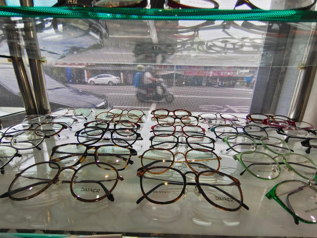 伍佰眼鏡,台南眼鏡行,便宜配眼鏡推薦,多焦鏡片,近視老花一副配到好2500元7.jpg