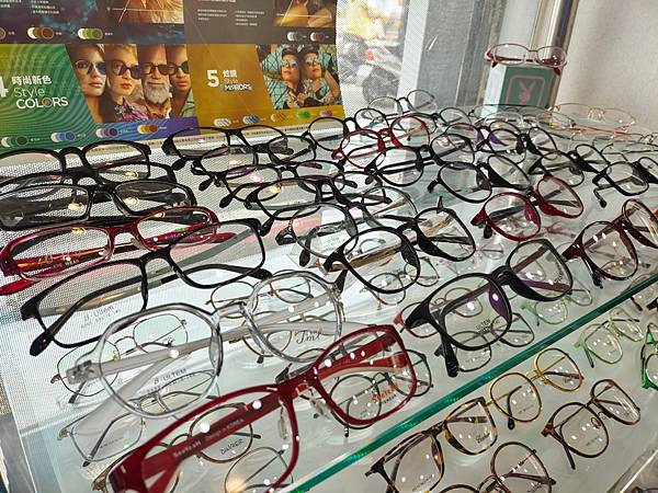 伍佰眼鏡,台南眼鏡行,便宜配眼鏡推薦,多焦鏡片,近視老花一副配到好2500元6.jpg