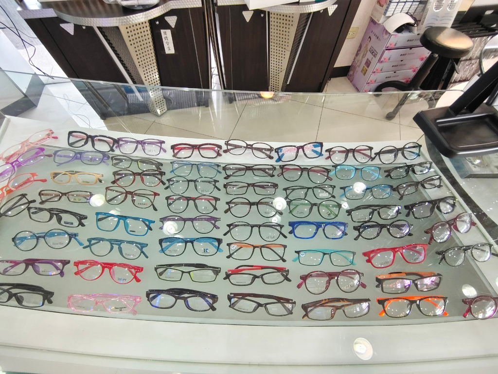 伍佰眼鏡,台南眼鏡行,便宜配眼鏡推薦,多焦鏡片,近視老花一副配到好2500元9.jpg