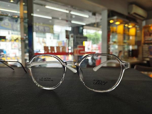 伍佰眼鏡,台南眼鏡行,便宜配眼鏡推薦,多焦鏡片,近視老花一副配到好2500元12-3.jpg