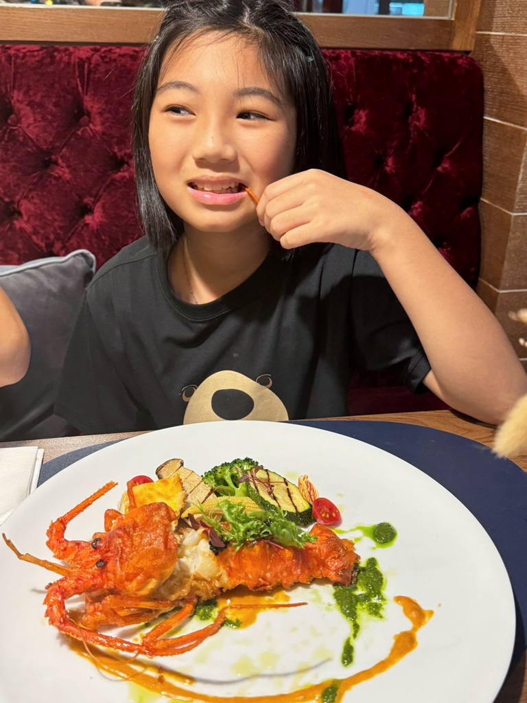 台南美食推薦【暖心時光義法小館】享用精緻義法料理│Emma與龍蝦互動