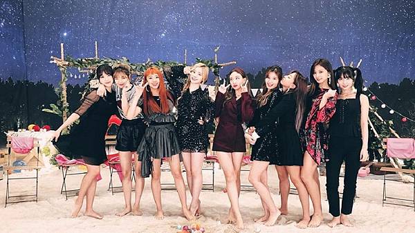 TWICE (42).jpg