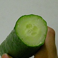 即將送進嘴巴的小黃瓜