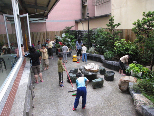 01-我們定期清潔慈馨家,同時也培養家務與自立能力。600.jpg 01-我們定期清潔慈馨家,同時也培養家務與自立能力。600.jpg