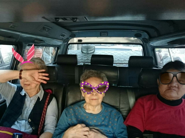 在車上小小的空間裡,與長輩互動距離更近,相對得到的驚喜也更多。-600.jpg 在車上小小的空間裡,與長輩互動距離更近,相對得到的驚喜也更多。-600.jpg