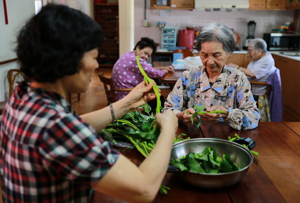 婆媳一起撿菜-600.jpg 婆媳一起撿菜-600.jpg