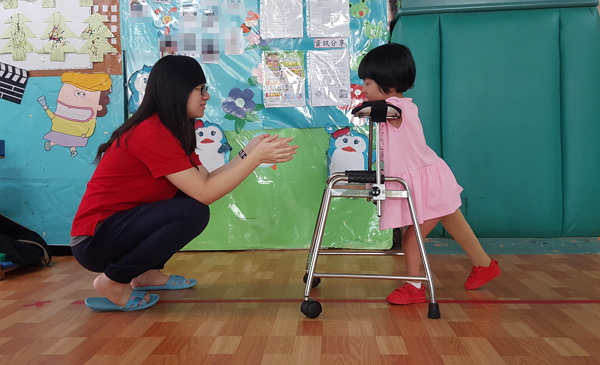 在老師鼓勵下-600.jpg 在老師鼓勵下-600.jpg