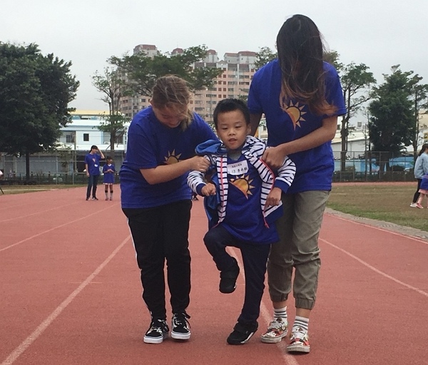 600-弘毓多元療育-身障兒運動會-小運動員克服肢體困難走完賽程,得到自信與肯定.jpg 600-弘毓多元療育-身障兒運動會-小運動員克服肢體困難走完賽程,得到自信與肯定.jpg