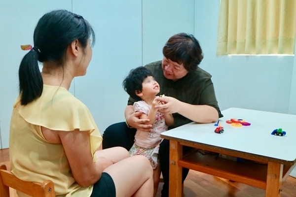 600-彤彤在媽媽與老師的耐心陪伴下,認真學習.jpg 600-彤彤在媽媽與老師的耐心陪伴下,認真學習.jpg