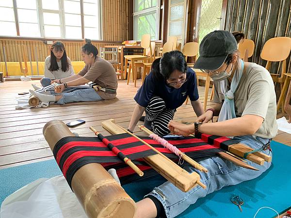德瑪汶-曾被培訓的織女學員擔任助教,以傳統技藝的學習推動不同世代的參與及對話。.jpg 德瑪汶-曾被培訓的織女學員擔任助教,以傳統技藝的學習推動不同世代的參與及對話。.jpg