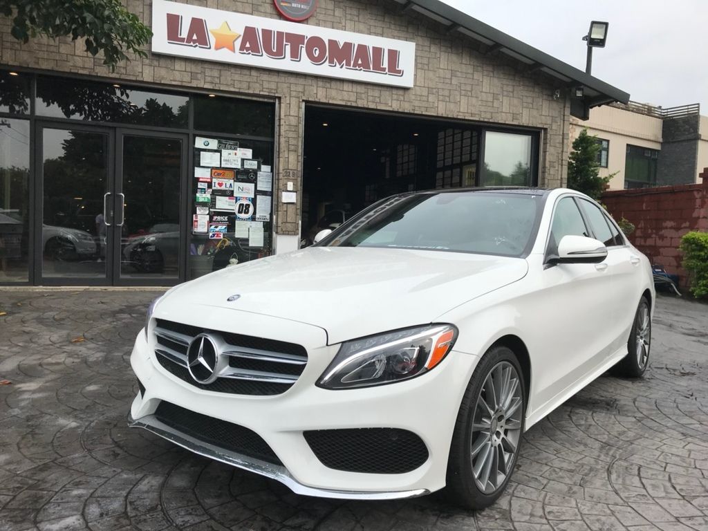 LA桃園車庫Ethan為客戶得哥代辦回台灣的車款-BENZ C300。來到LA桃園車庫光顧的永哥，他的目光不離店內得哥委託Ethan代購回台的賓士C300 AMG，您也想要代購進口車回台灣嗎？歡迎聯繫LA桃園車庫哦