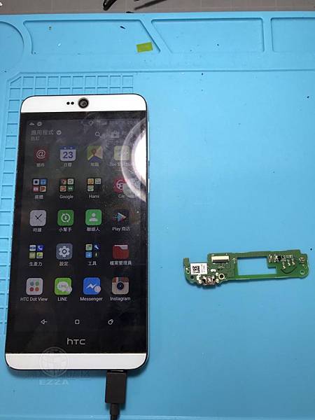 HTC826充電還要喬一下.jpg