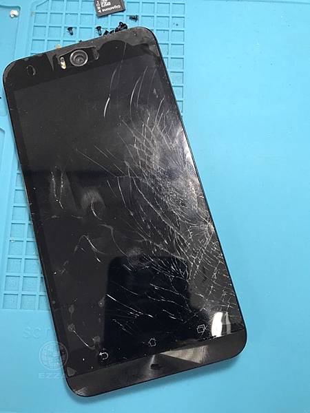 Asus Zenfone Selfie摔慘.jpg Asus Zenfone Selfie摔慘.jpg