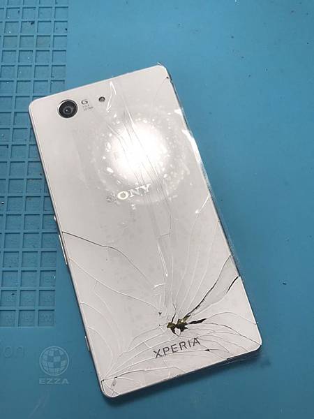 SONY Z3C 背蓋破裂.jpg SONY Z3C 背蓋破裂.jpg