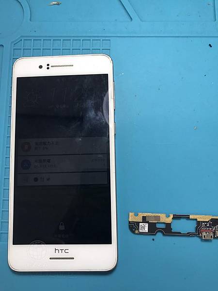 HTC 728充電孔燒焦.jpg HTC 728充電孔燒焦.jpg