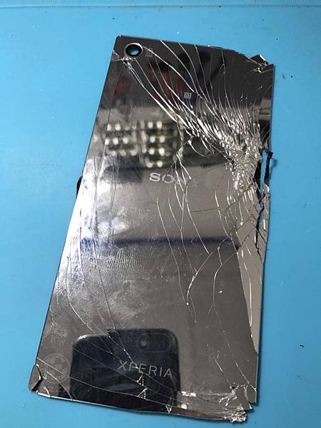 SONY Z5P背蓋破了.jpg SONY Z5P背蓋破了.jpg
