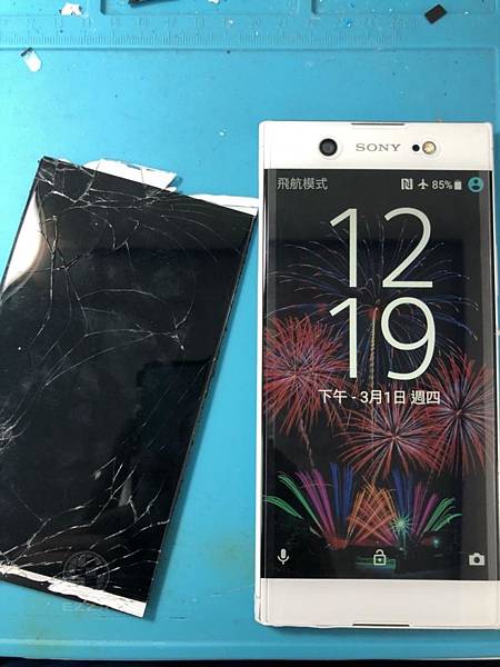 SONY XA1U面板慘破.jpg SONY XA1U面板慘破.jpg