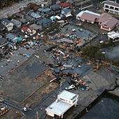 2011年3月11日，日本茨城縣大量房屋、汽車被洪水沖毀。.jpg