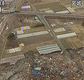 2011年3月11日，日本仙台，大量海水倒灌入陸地，沖毀公路及樓房，大片大片土地遭海嘯吞噬。.jpg