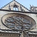 這座教堂自1180年開始 建了3個世紀 融合了多種建築風格