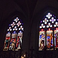 這些彩繪玻璃已有800年歷史
