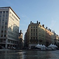 在Lyon 廣場上的噴水池將建築物映襯得如此優美～