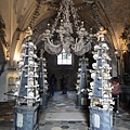 教堂內部的裝飾都是用成年男子的人骨做成