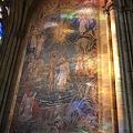 這幅馬賽克，描述著聖約翰的施洗，透過彩繪窗的光線，七彩斑斕，感覺神聖
