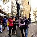 黃金小巷出口廣場的達利波雕像合影