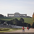 美泉宮的最高點凱旋門（Gloriette）是美泉宮花園中的羅馬式觀景亭