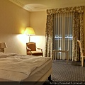飯店好心給我一大床，房間看出去就是機場，還能有比這更近的飯店嗎？