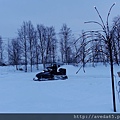 回到換裝備的地方，另一位導遊騎著雪上摩托車前來接應，雪國景色阿！