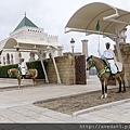 穆罕默德五世陵寢，特色就是門口騎著馬的衛兵，但兩匹馬一直噗噗，令人啼笑皆非～