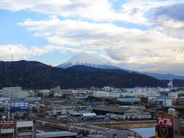 旅館頂樓驚見富士山.JPG