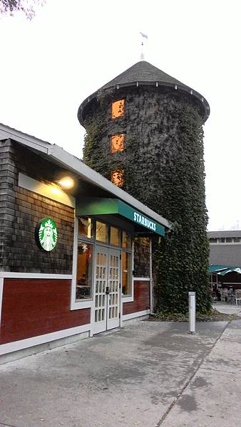 學校星巴克+學生餐廳外觀