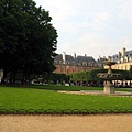 太陽雨中的孚日廣場Place des Vosges