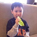 早餐-寶最愛吃生菜，他說很甜很好吃，連吃了好幾片