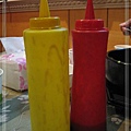 [韓楓1080] 這是石鍋拌飯的醬料：黃色的是黃芥末醬、紅色的是韓國辣醬，都是店家自製的。