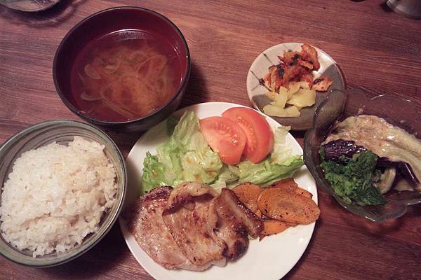 塩麹豚定食、蒸し茄子。