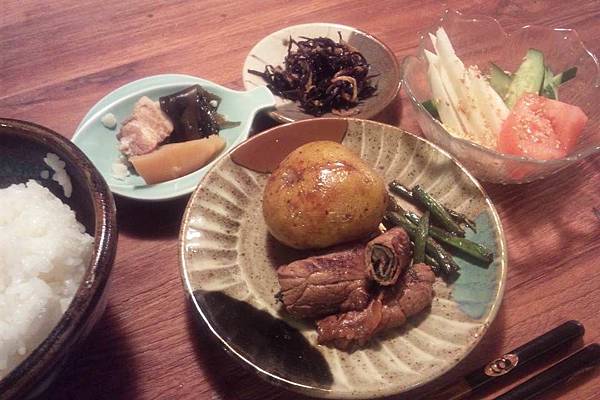 牛肉の大葉巻、芋の煮転がし、長芋サラダ、ひじき煮、大根煮。